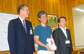 左から田村滝川市市長、松本理事、株式会社サッポロドラッグストアー　富山社長