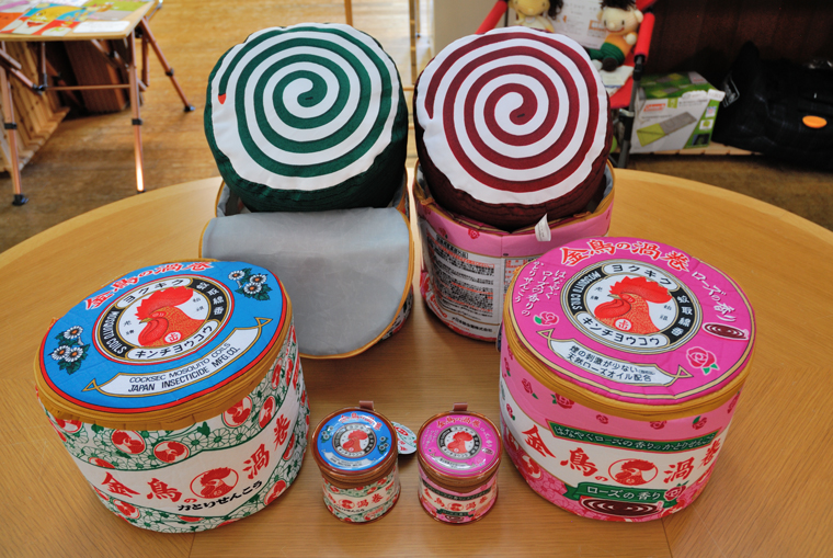 金鳥の渦巻(蚊取り線香)の缶型クッション2色・缶型ポーチ2色(計4品)セット 4名様分