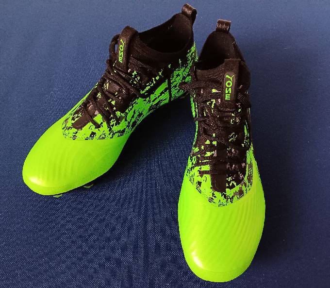 サッカー元日本代表　中澤佑二様サイン入りサッカーシューズ　１名様分