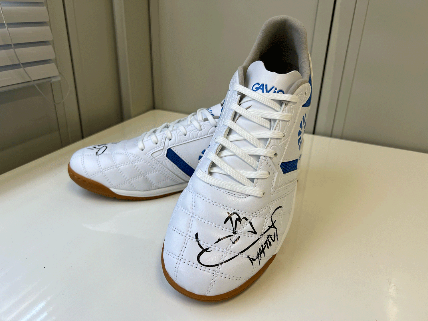 松井大輔様サイン入りフットサルシューズ　１名様分